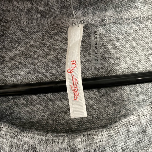 REPOSH! Gray sweater - Picture 3 of 5